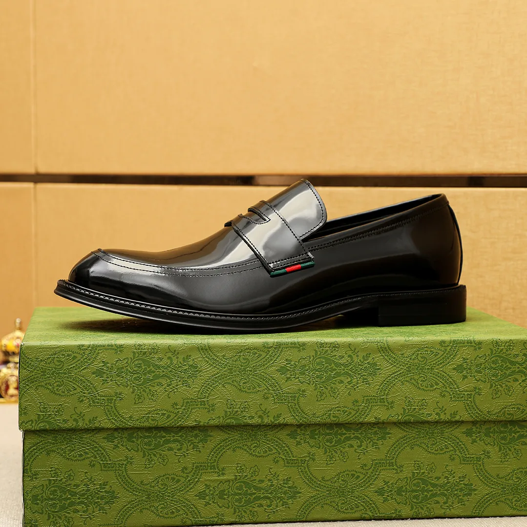 Men's shoes 💰520 💐 Product trademark: GUCCI "Gucci" casual leather shoes Regular size: 38-44 (45.46🉑️customized) Product materials: Selected imported first-layer open-edge beaded cowhide leather upper, imported water-dyed cowhide leather lining. Strong three-dimensional visual effect, original outsole Color: 4⃣️colors available
